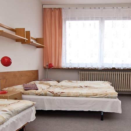 ホテルDomov Mladeze A Skolni Jidelna カルロヴィ・ヴァリ 部屋 写真