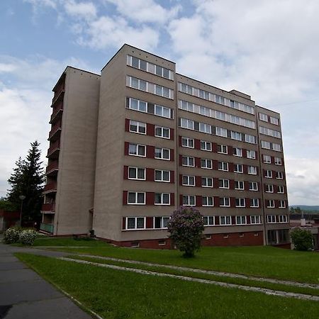 ホテルDomov Mladeze A Skolni Jidelna カルロヴィ・ヴァリ エクステリア 写真
